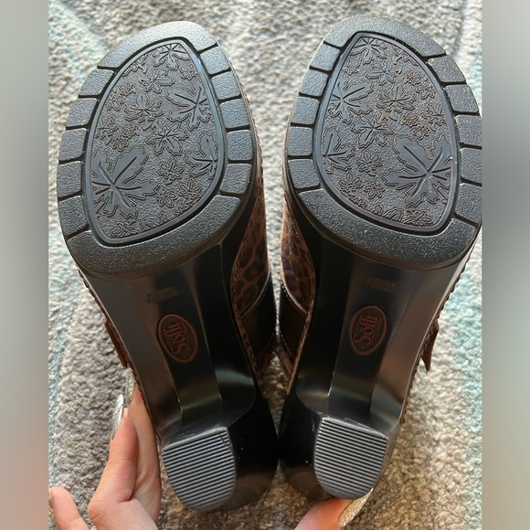 Woman’s Sofft choc leopard heels - Picture 6 of 6